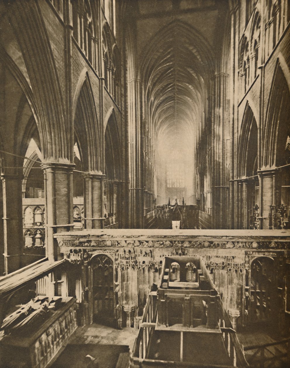 The Abbeys Grand Interior: Ser västerut från Confessorens kapell, c1935. av Unbekannt
