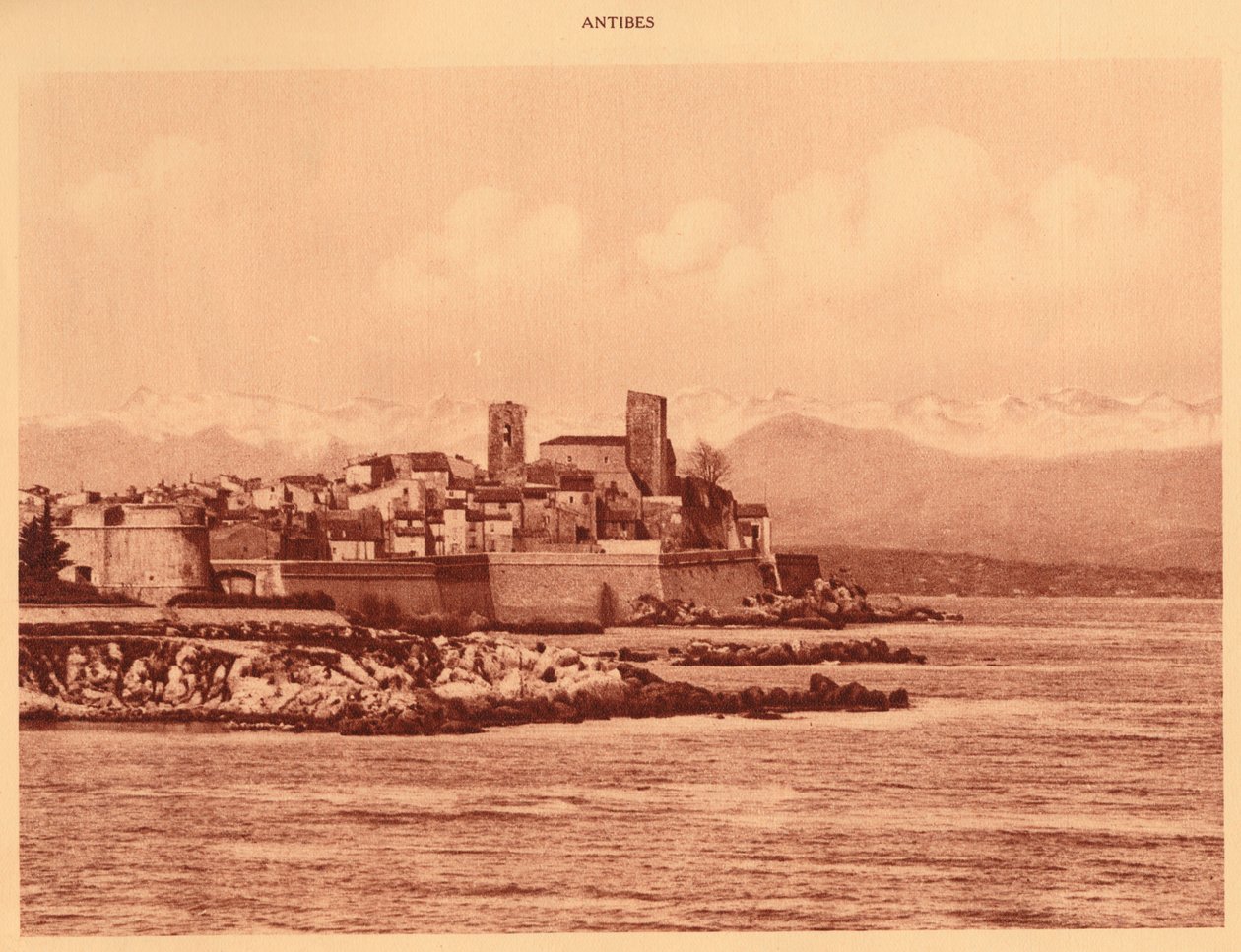 Alpernas ås och Antibes, 1930. av Unbekannt