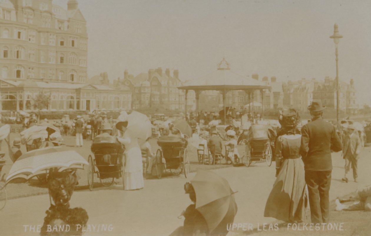 The Band Playing - Upper Leas, Folkestone, sent 1800-tidigt 1900-tal av Unbekannt