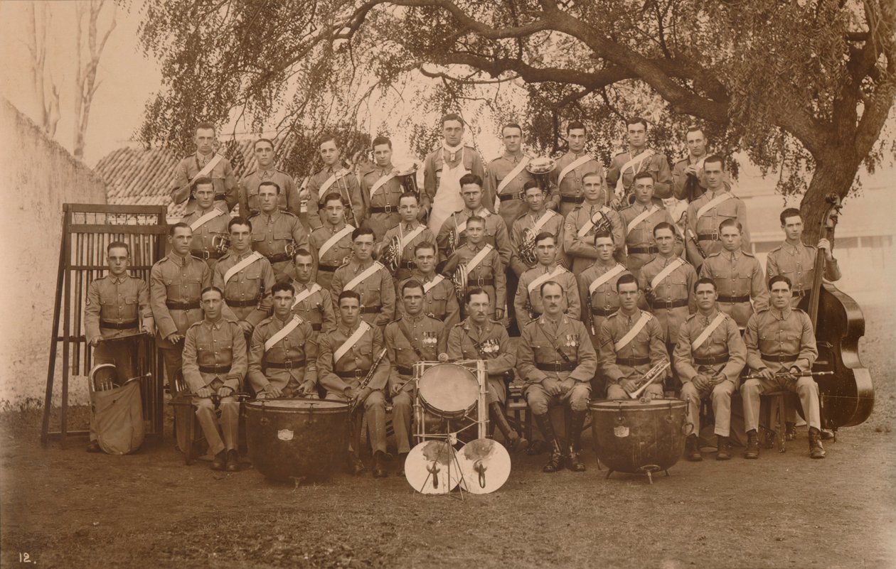 Bataljonsbandet för den första bataljonen, The Queens Own Royal West Kent Regiment. Poona, Indien, 1 av Unbekannt