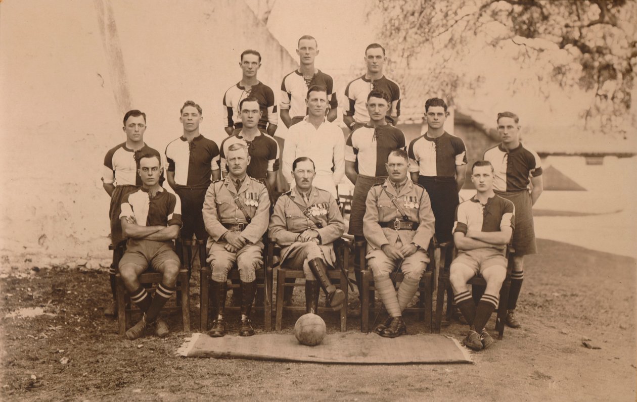 Bataljonsfotbollslaget för den första bataljonen, The Queens Own Royal West Kent Regiment. Poona, av Unbekannt