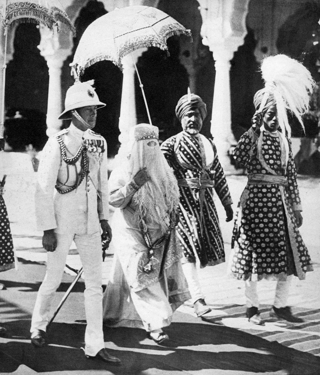 The Begum of Bhopal eskorterar prinsen av Wales till Durbar Hall, Indien, 1921 av Unbekannt