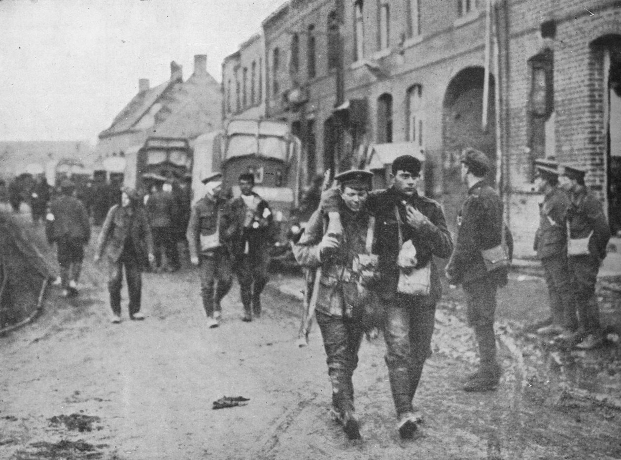 De brittiska sårade återvände till en omklädningsstation efter en attack, 1915 av Unbekannt