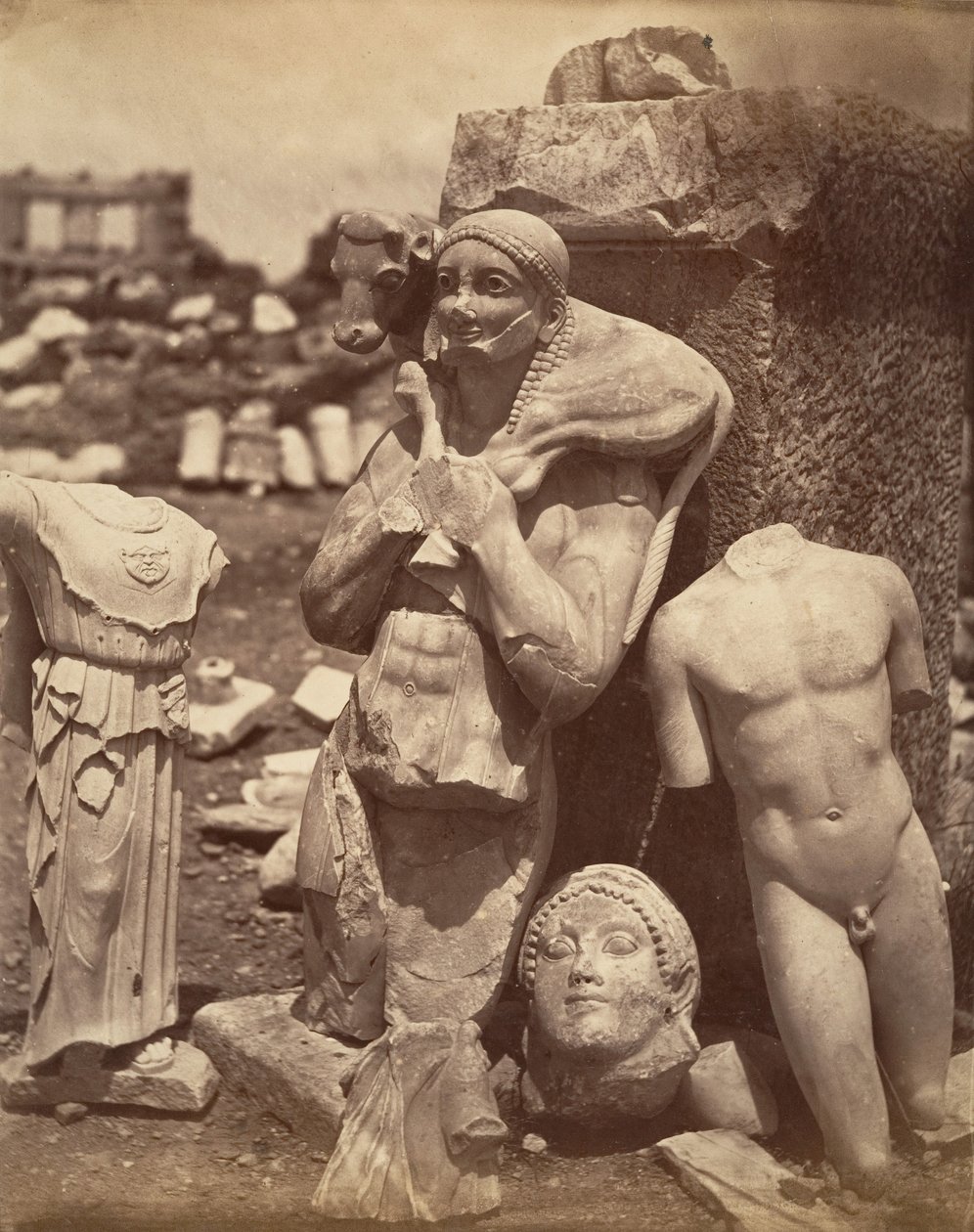 Kalvbäraren och Kritios-pojken strax efter exhumation på Akropolis, Danse..., ca. 1865. av Unbekannt
