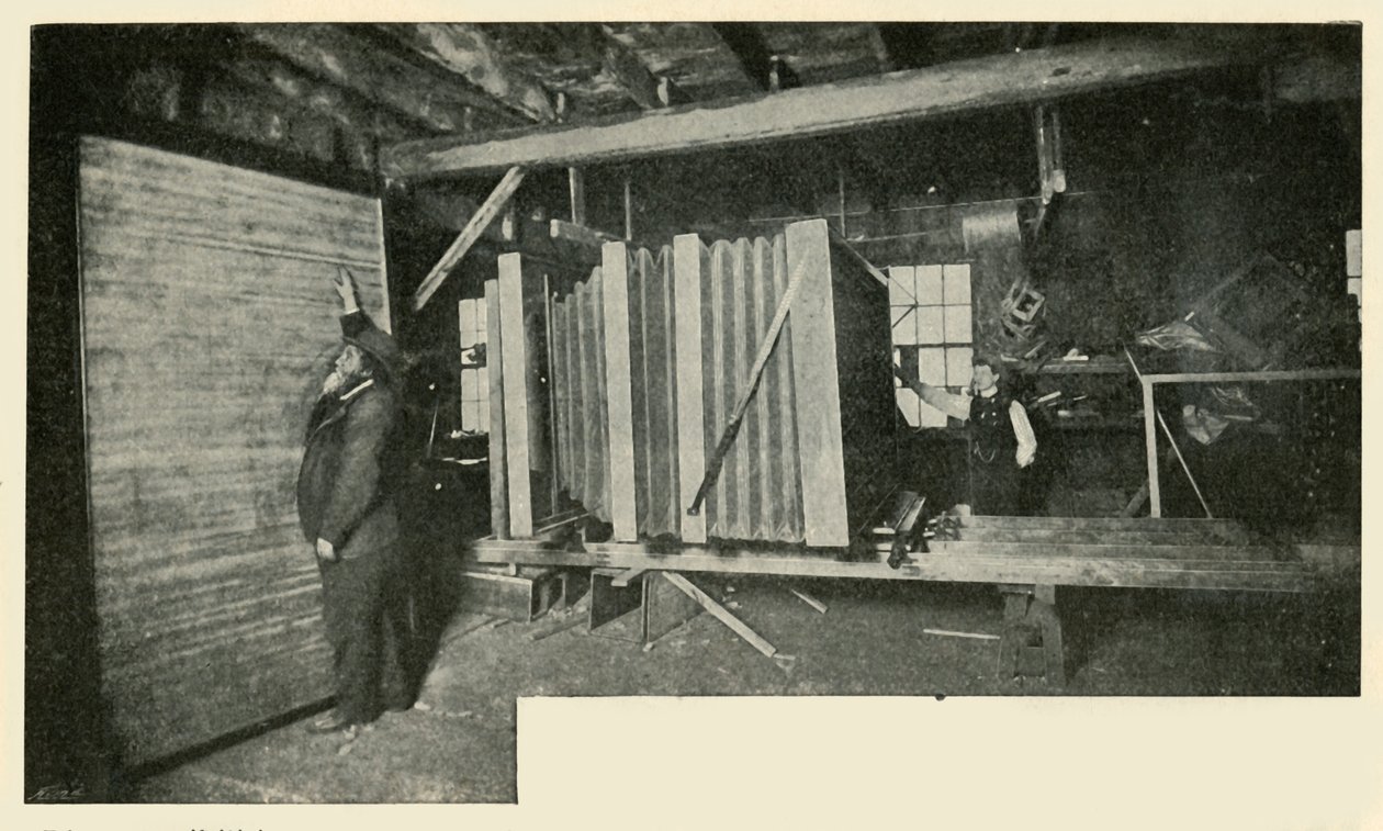 Kameran i verkstaden - Visar storleken på tallrikhållaren, 1901. av Unbekannt