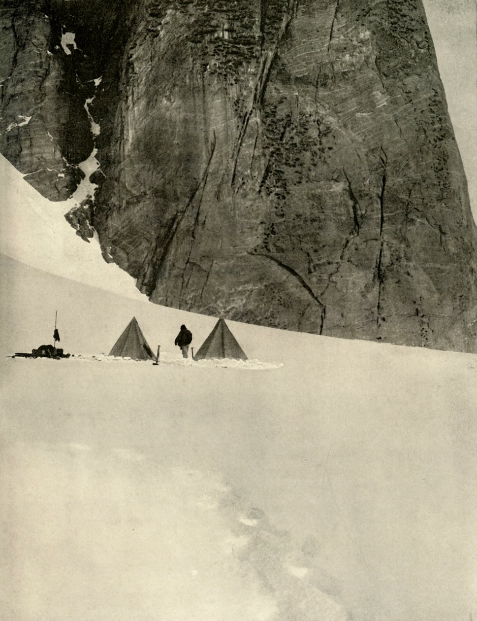 Lägret under granitpelaren, en halv mil från nedre glaciärdepån...27 januari 1909 av Unbekannt