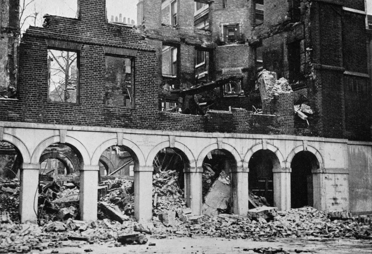 Klostret i templet efter att ha förstörts av brand, 1941 av Unbekannt