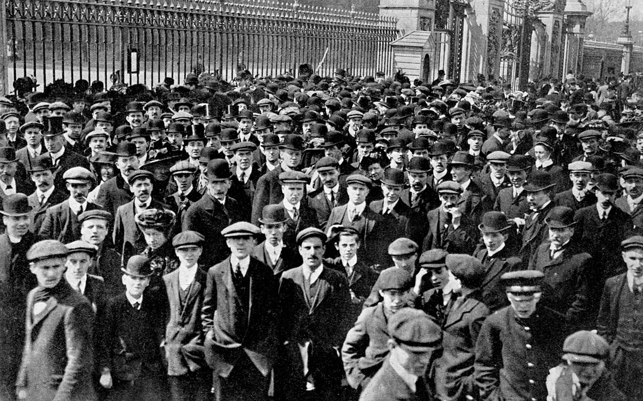 The Crowds utanför Buckingham Palace, A Nations Apprehension, 1910 av Unbekannt