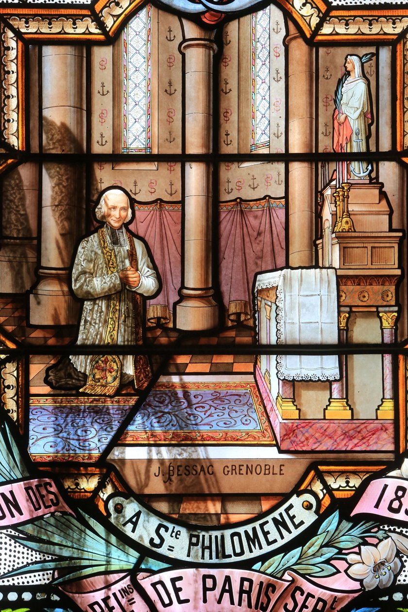 The Cure of Ars. Jean-Baptiste-Marie Vianney. St John Vianney. Fönster i målat glas. Vår Fru av la Salettes helgedom, La Salette-Fallavaux, Frankrike av Unbekannt