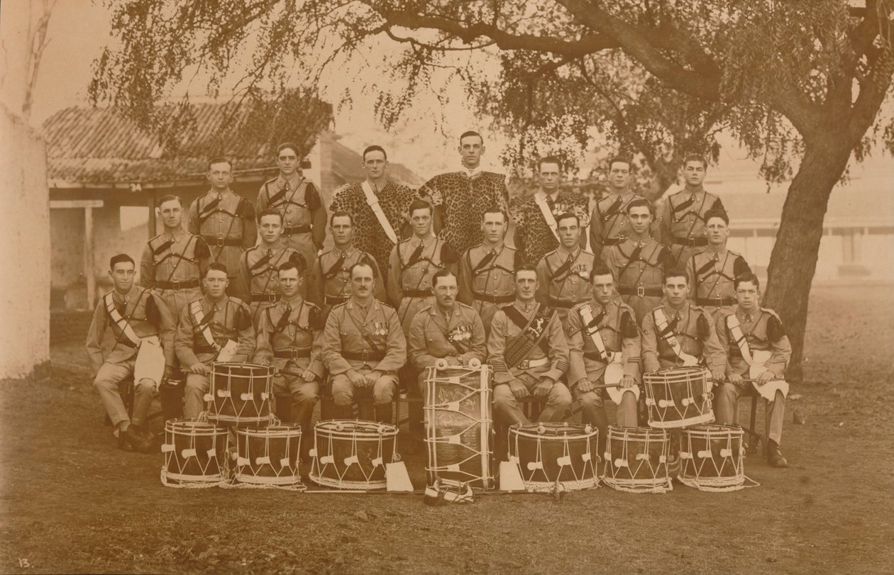 The Trumms and Bugles of the First Batalion, The Queens Own Royal West Kent Regiment. Poona, Indien, av Unbekannt