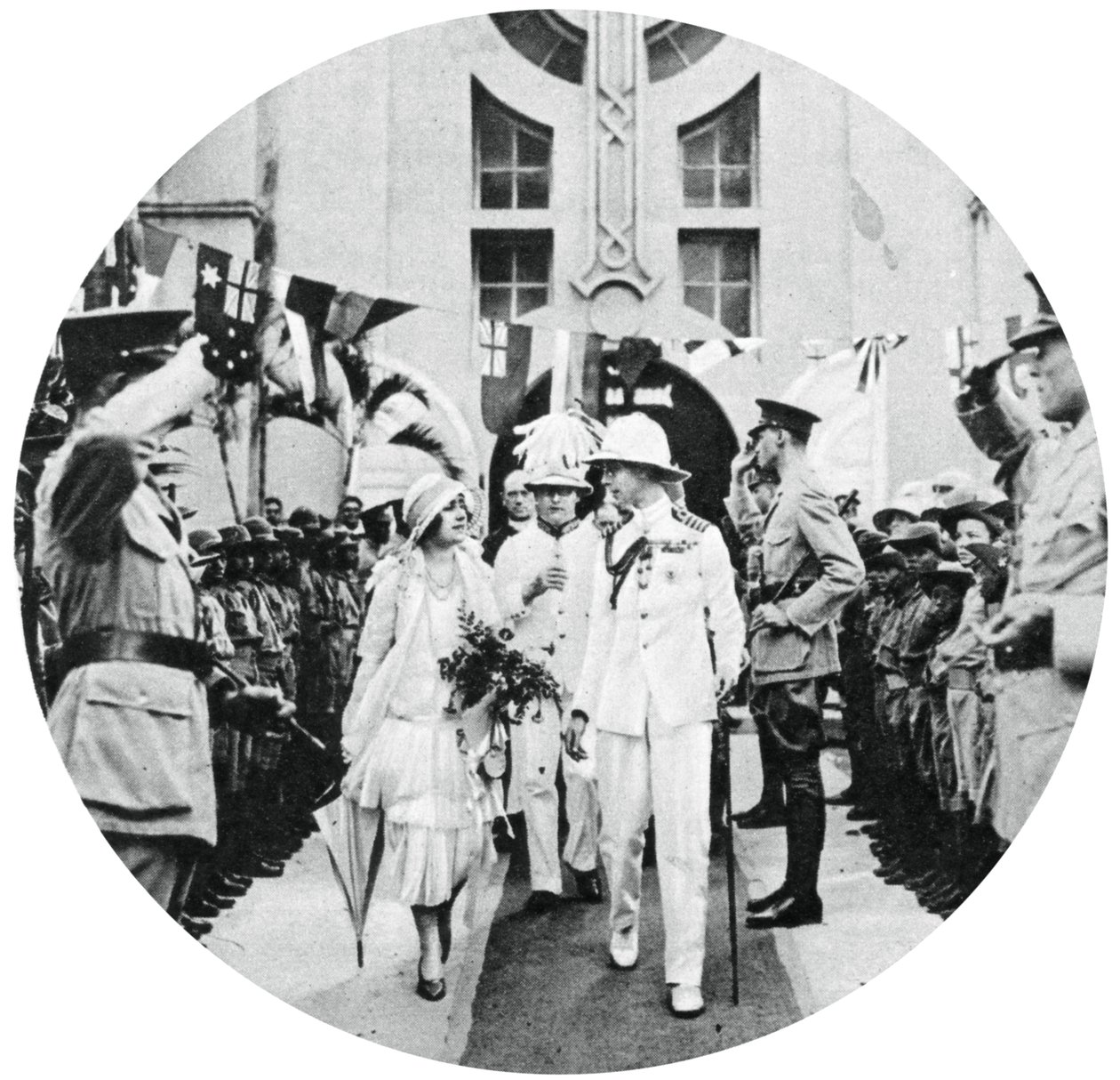 Hertigen och hertiginnan av York besöker amiral Benbows grav, Kingston, Jamaica, 1927, 1937 av Unbekannt
