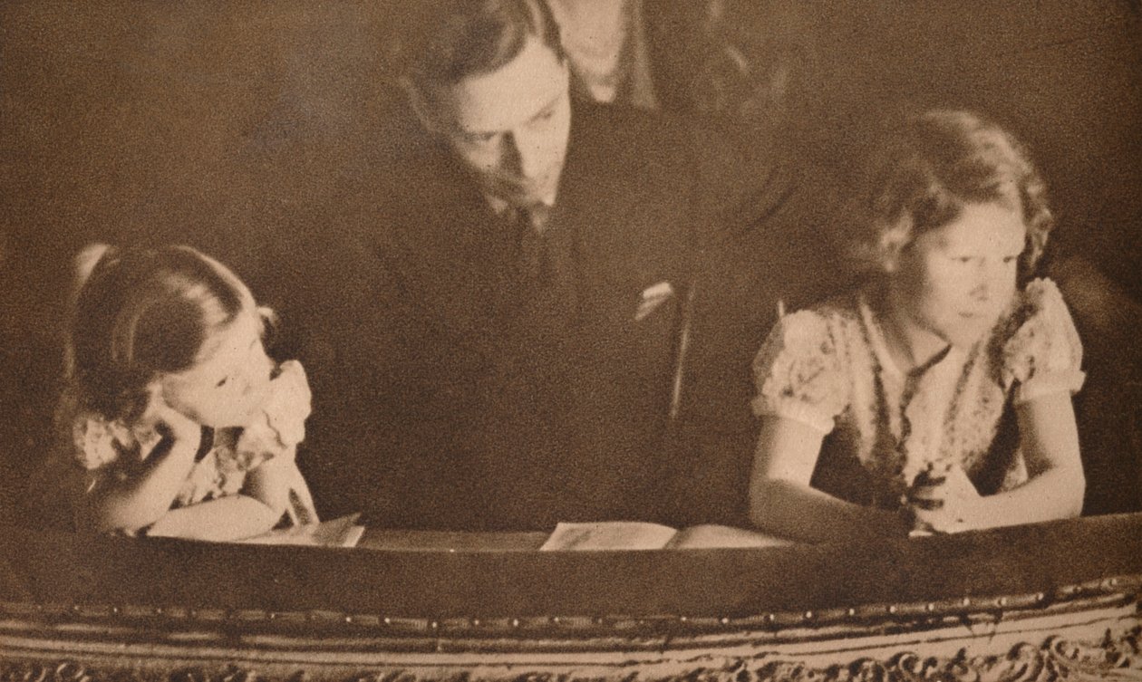 Hertigen av York och prinsessorna Elizabeth och Margaret vid pantomimen den 6 februari 1935. av Unbekannt