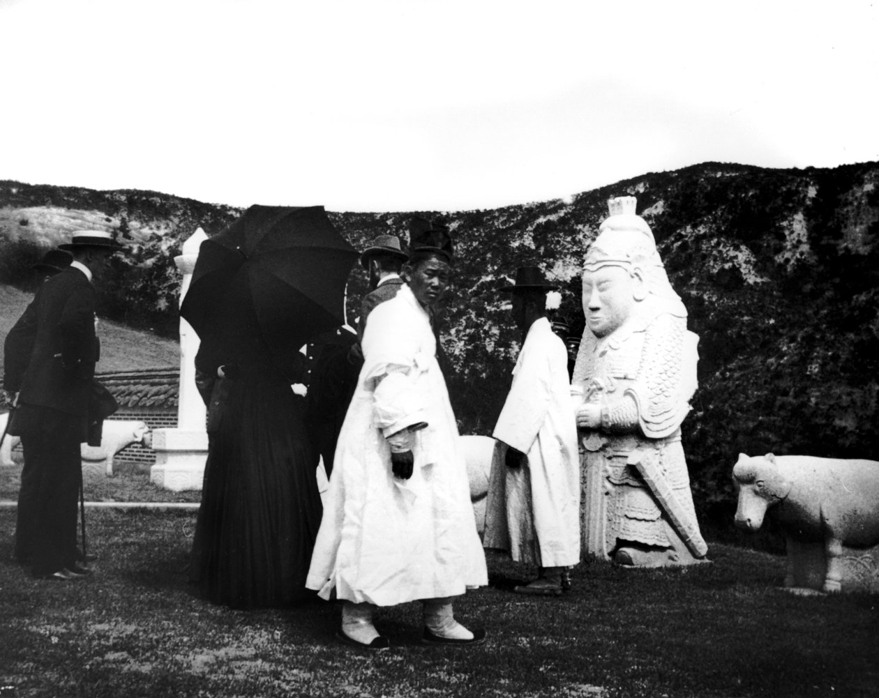 Kejsaren av Japan besöker en grav, Korea, 1900 av Unbekannt