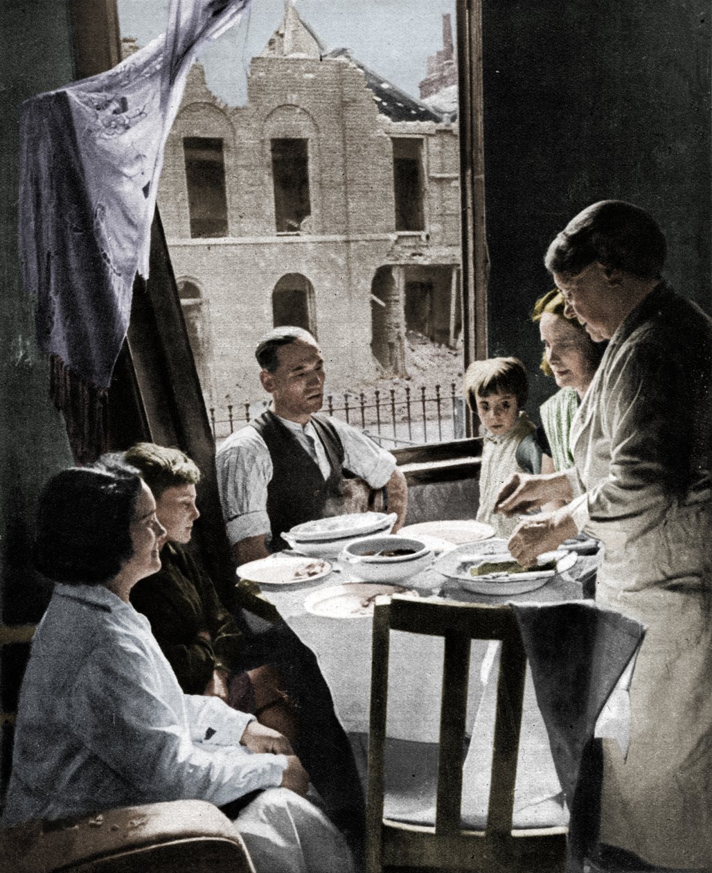 Familjen måste äta, c1940 1942 av Unbekannt