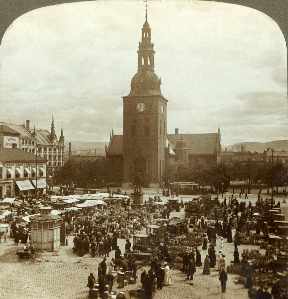 Den stora marknaden runt statyn Christian IV, Christiania, Norge, c1905. av Unbekannt