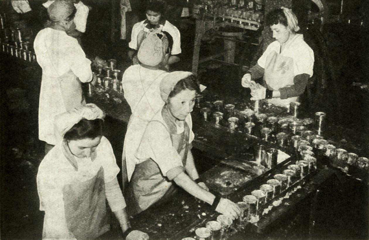 The Great Salmon Industry - Indiska flickor som arbetar på konservavdelningen, c1948. av Unbekannt