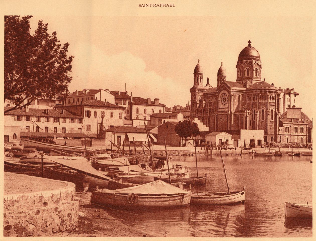 Hamnen och kyrkan, Saint Raphael, 1930. av Unbekannt