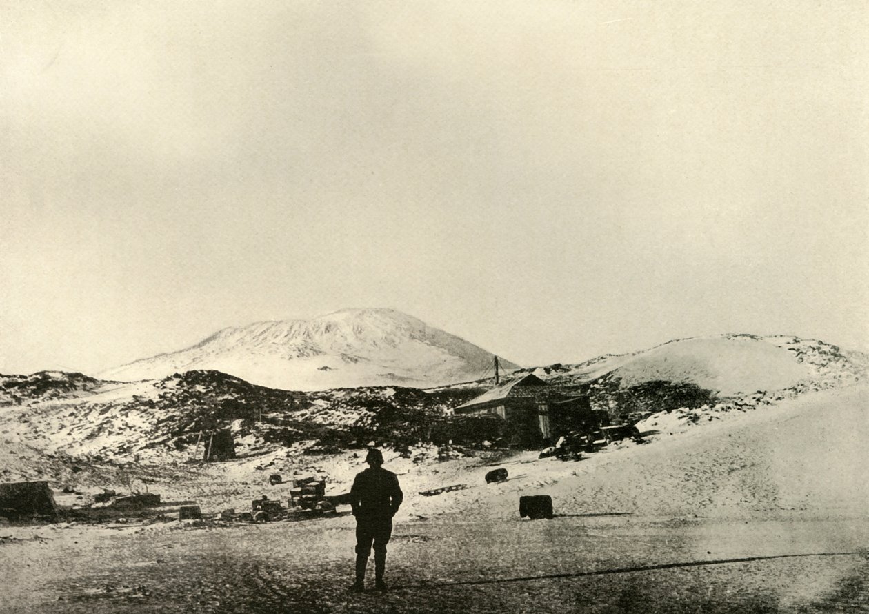 Kojan, med berget Erebus i bakgrunden, hösten 1908, 1909. av Unbekannt