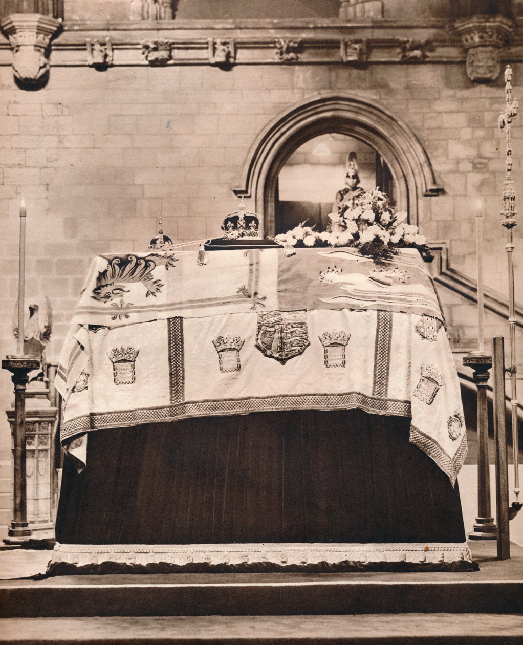 Imperial Crown, The Orb och Sceptern på King Georges kista i Westminster Hall, 1936 av Unbekannt