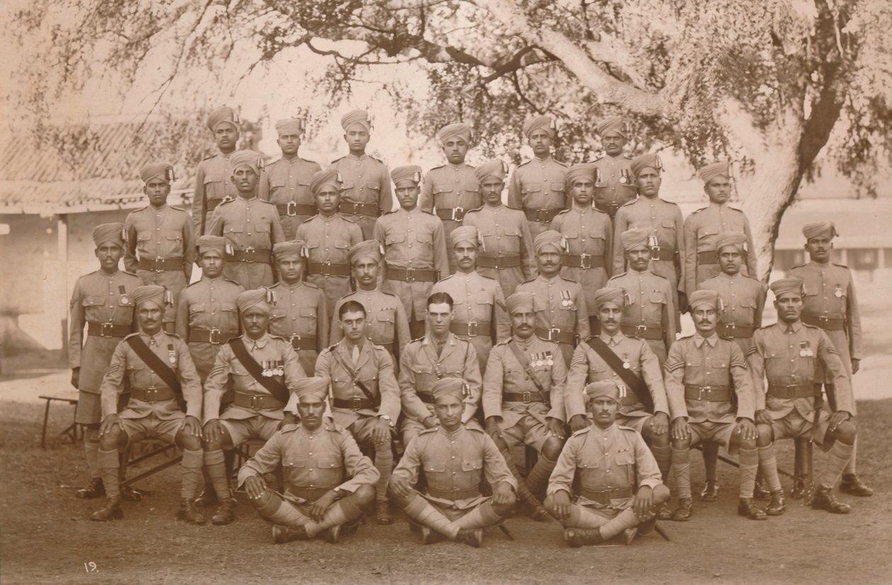 Den indiska plutonen av den första bataljonen, The Queens Own Royal West Kent Regiment. Poona, Indien, 1 av Unbekannt