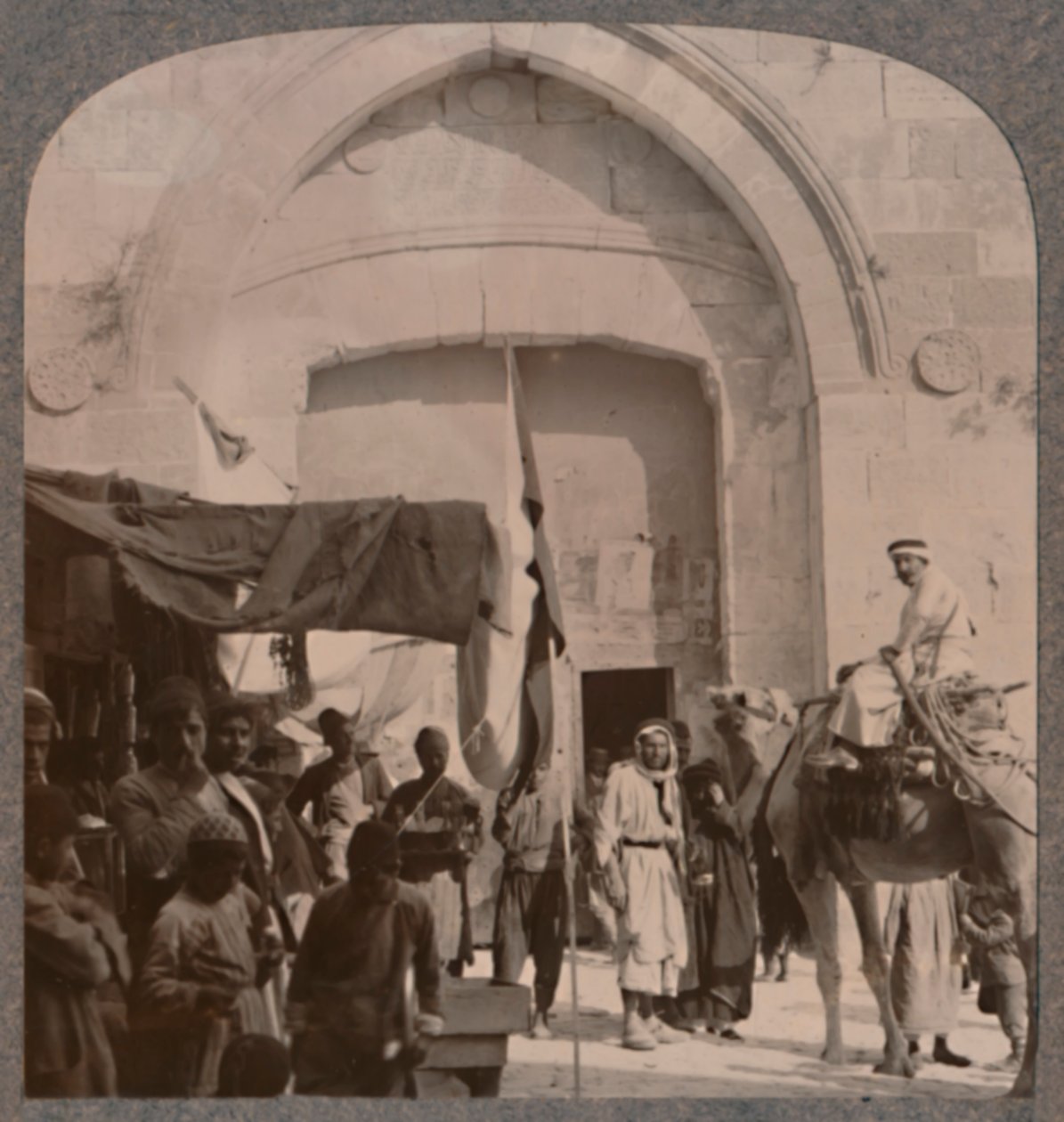 Jaffaporten stängdes och visar Needles Eye, Jerusalem, c1900 av Unbekannt
