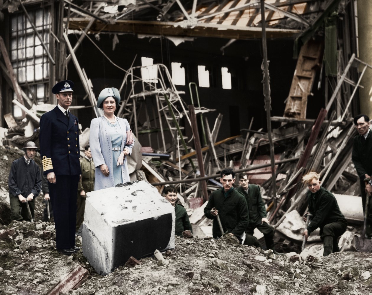 Kungen och drottningen undersöker bombskador, Buckingham Palace, London, andra världskriget, 1940 av Unbekannt