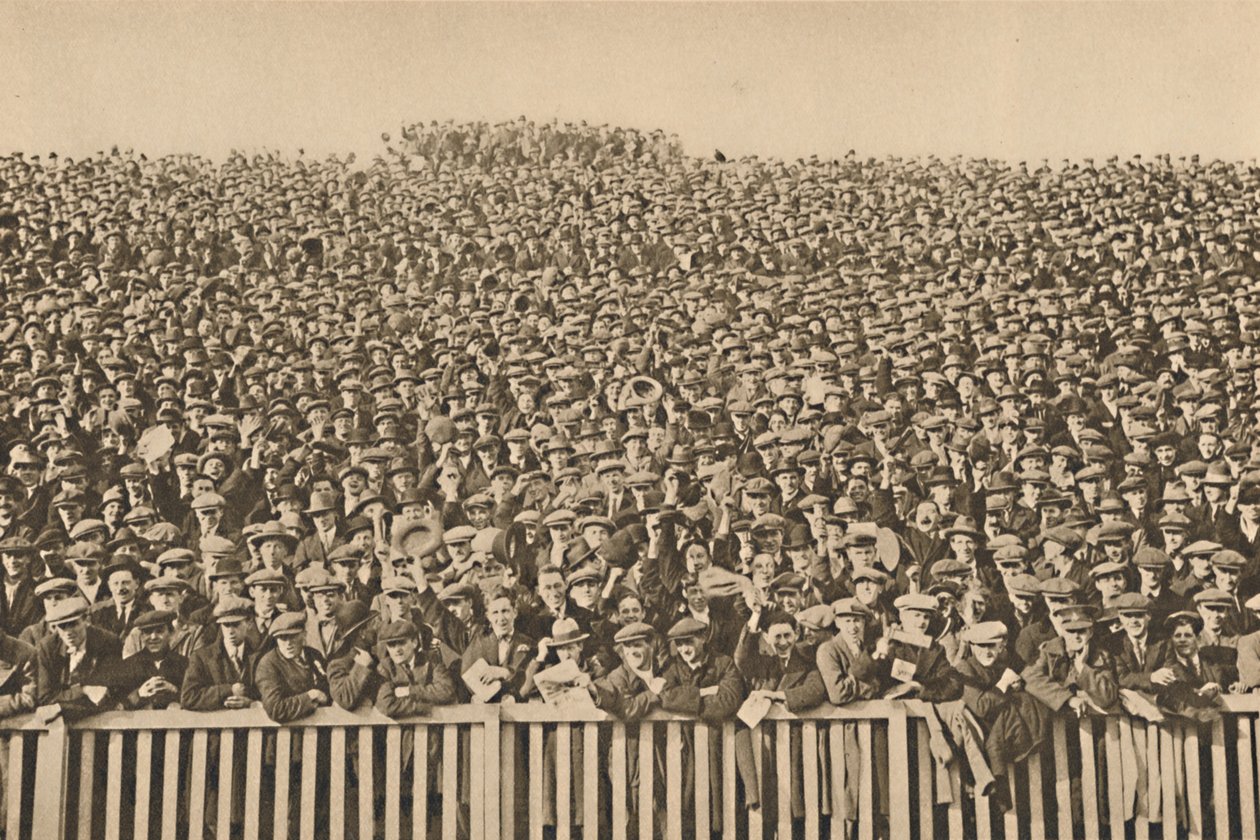 Den månghövdade rösten som ryter bakom beröringslinjen varje vinterlördag, c1935. av Unbekannt