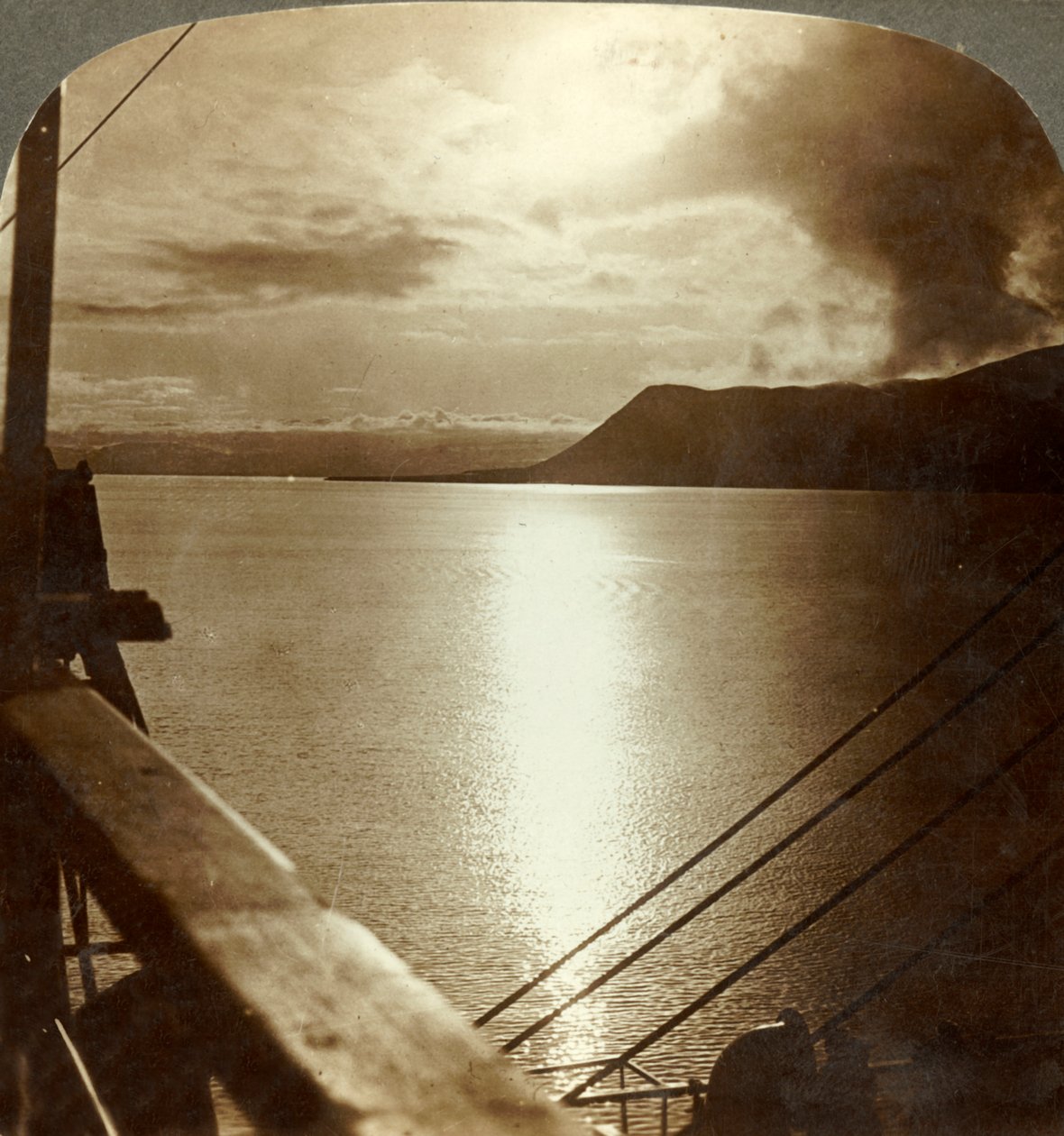Midnattssolen i juli över klipporna i Spetsbergen och Ishavet, c1905. av Unbekannt