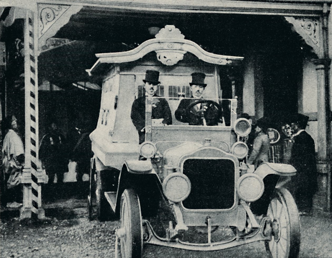 Motorbilen i orientalisk klädsel, c1935 av Unbekannt