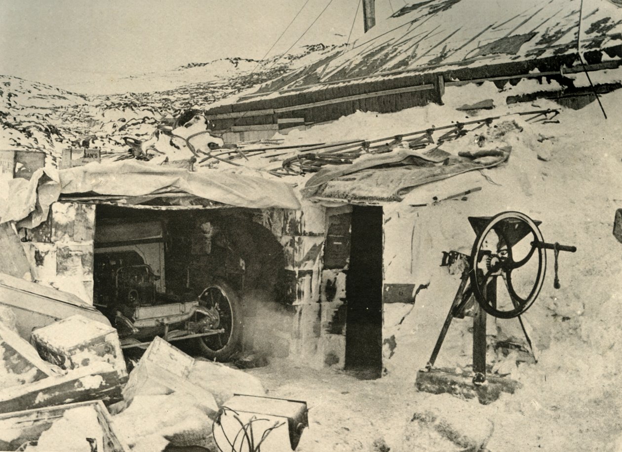 Bilen i garaget och majskrossen till höger, c1908, 1909. av Unbekannt
