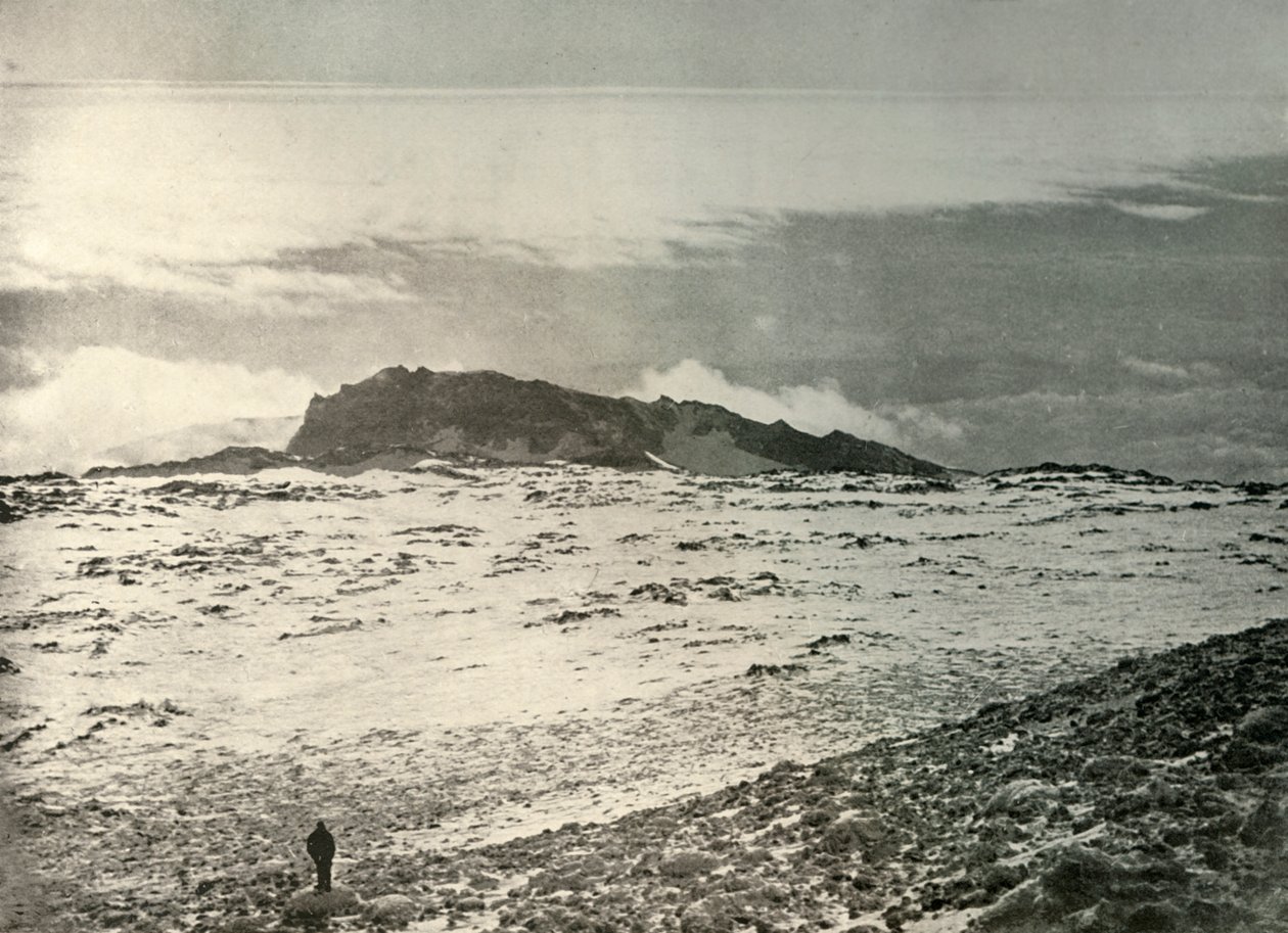 Den gamla kratern i Erebus, med en äldre krater i bakgrunden, c1908, 1909 av Unbekannt