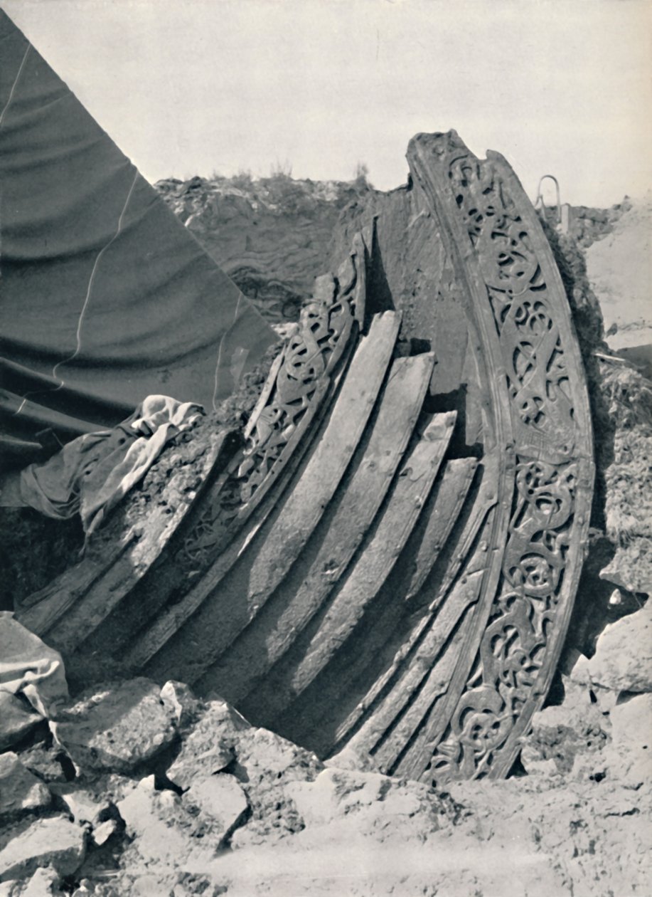 Osebergsskeppet i högen, visar ristningen på stam och räcke, 1935 av Unbekannt
