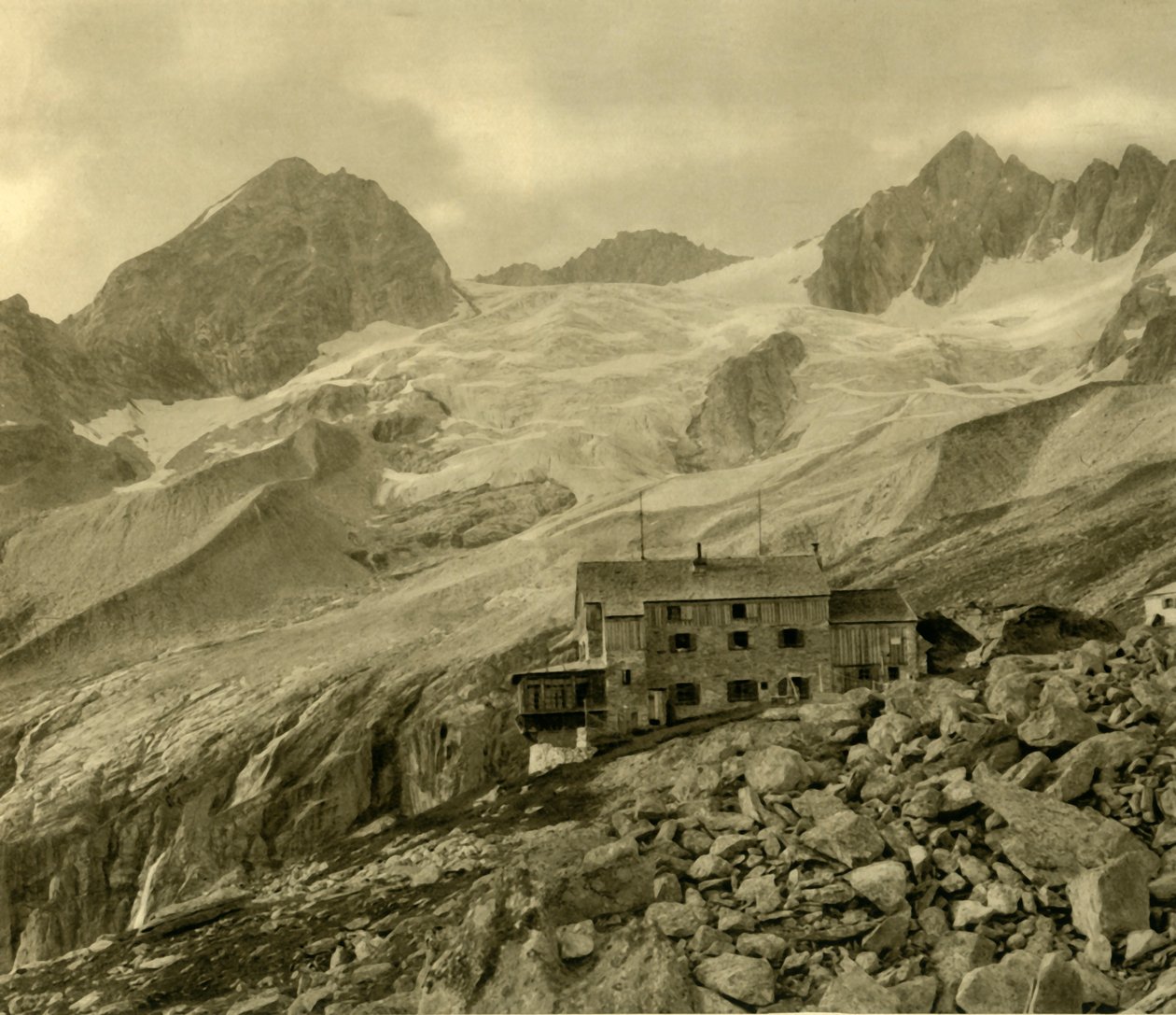Plauener Hütte och glaciären, Zillergrund, Tyrolen, Österrike, c1935. av Unbekannt