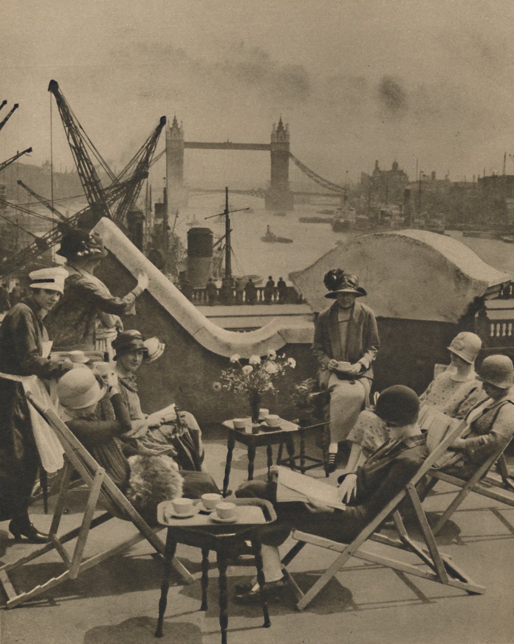 Poolen från takträdgården på Langbourne Club for City Women, 1920-talet, c1935. av Unbekannt