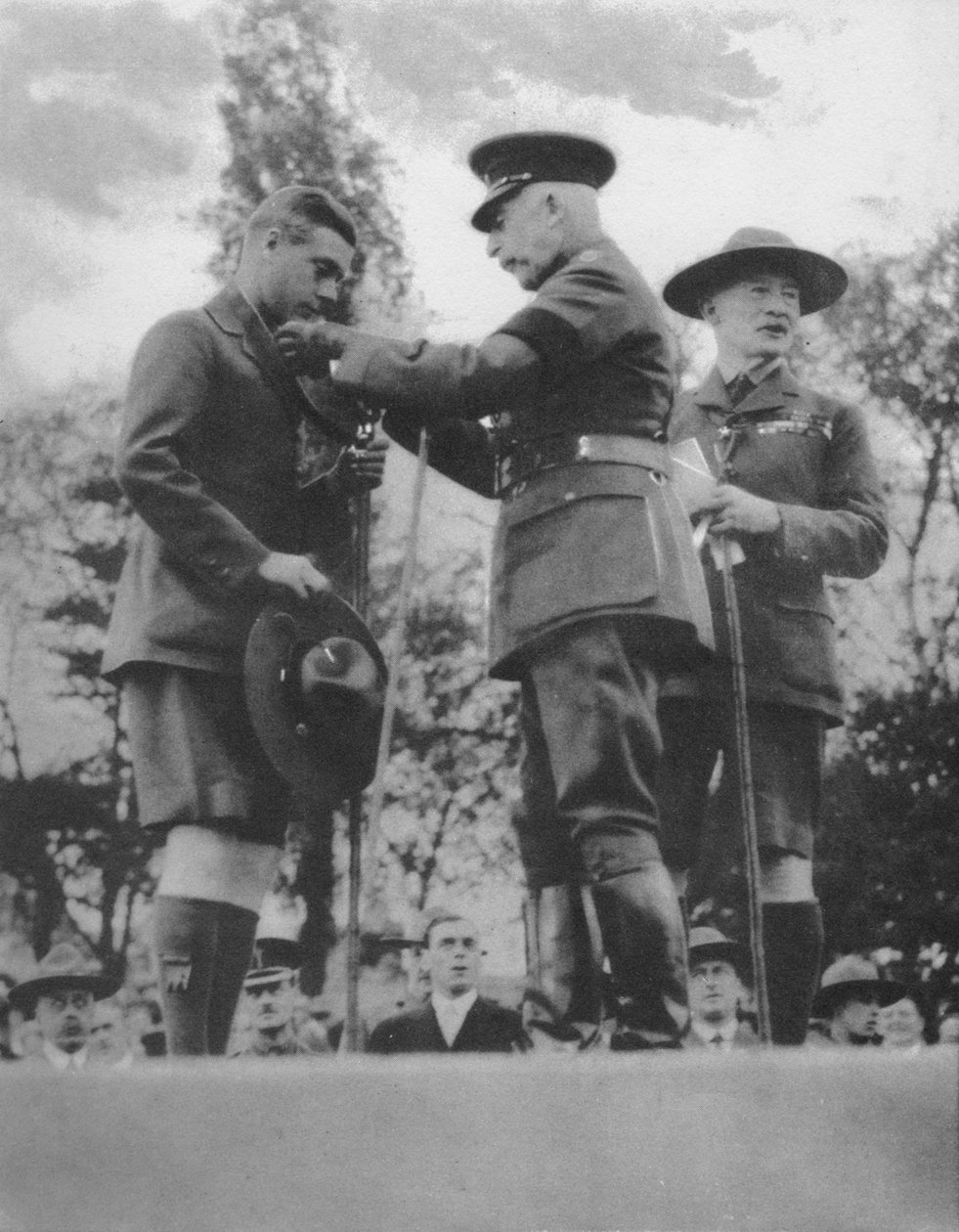 Prinsen av Wales investerades med Silver Wolf av hertigen av Connaught, 1922 1936. av Unbekannt