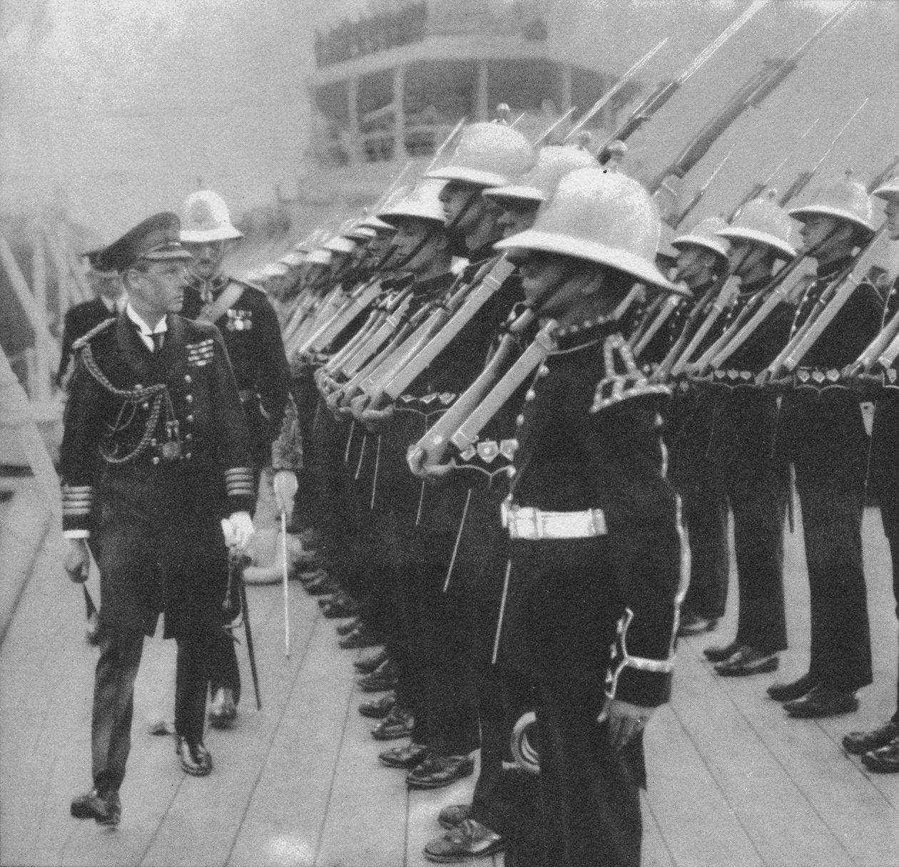 Prinsen av Wales inspekterar marinsoldater i Portsmouth, Hampshire, 1921 1936 av Unbekannt