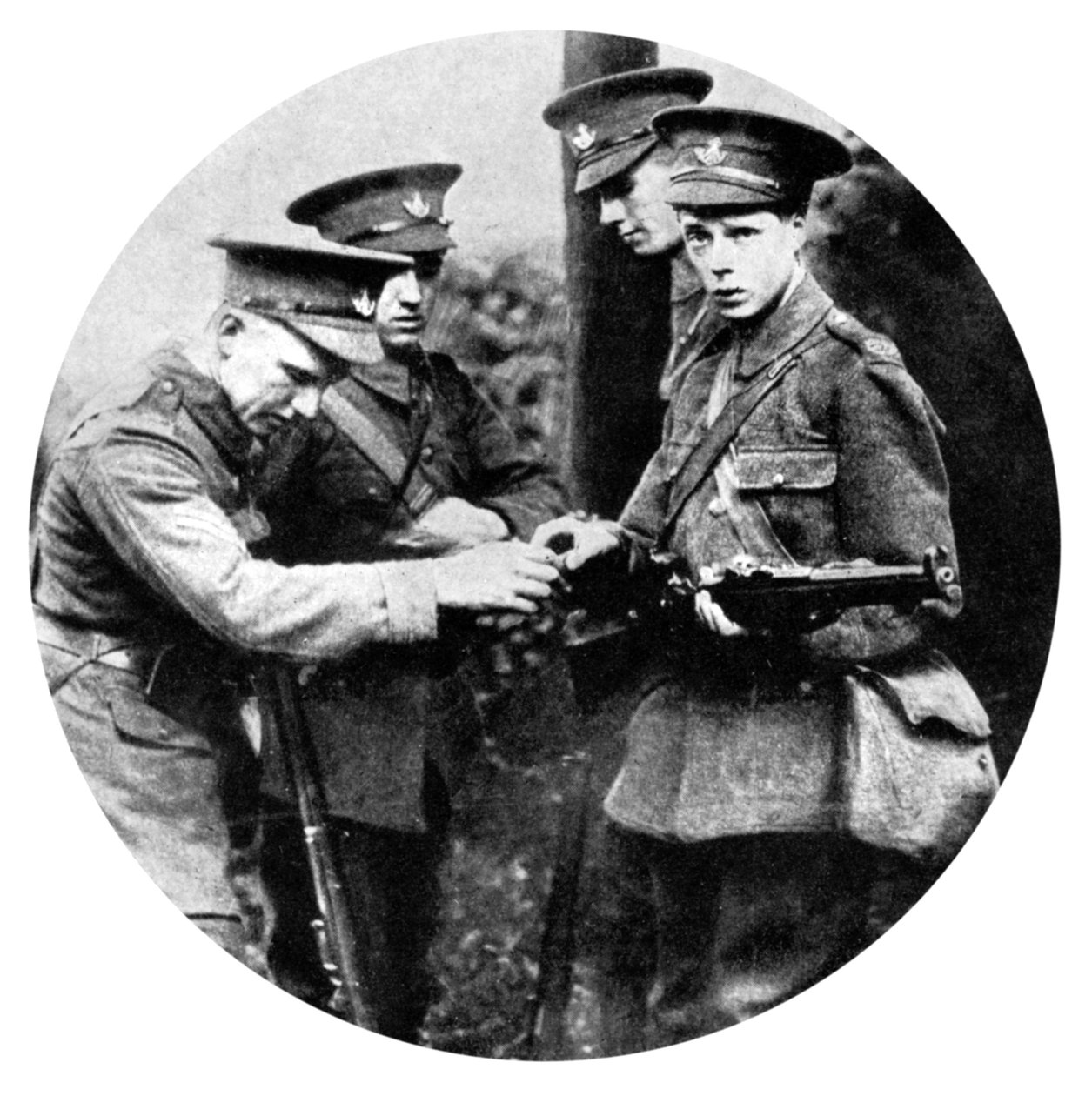 Prinsen av Wales laddade ett gevär i Grenadiers, första världskriget, 1914 av Unbekannt