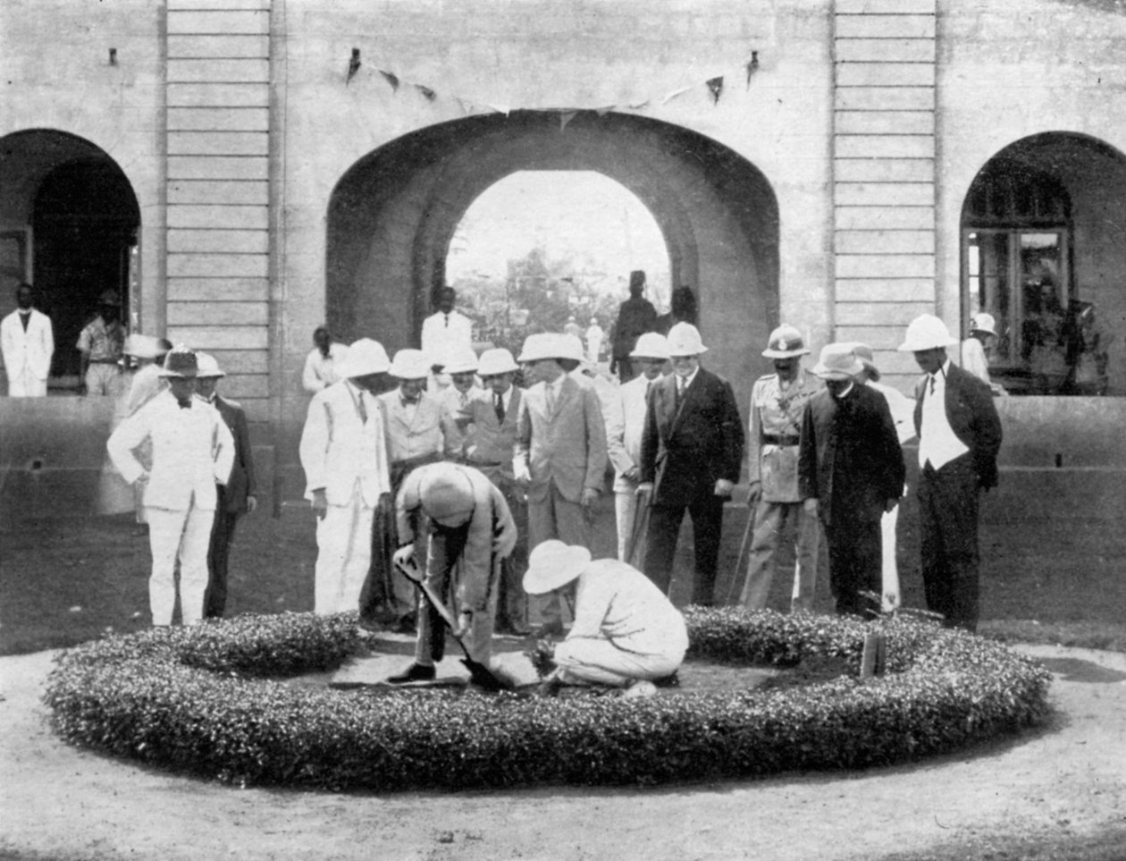 Prinsen av Wales planterar ett träd vid Kumasi Church College, Ghana, 1926 av Unbekannt