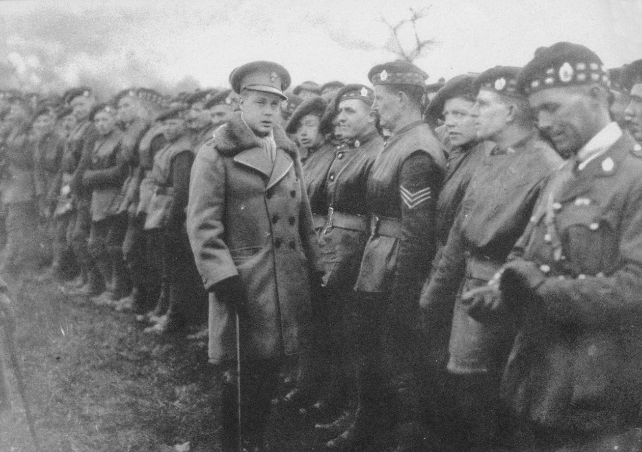 Prinsen av Wales pratar med en brittisk soldat vid fronten, första världskriget, c1914-c1918 1936 av Unbekannt
