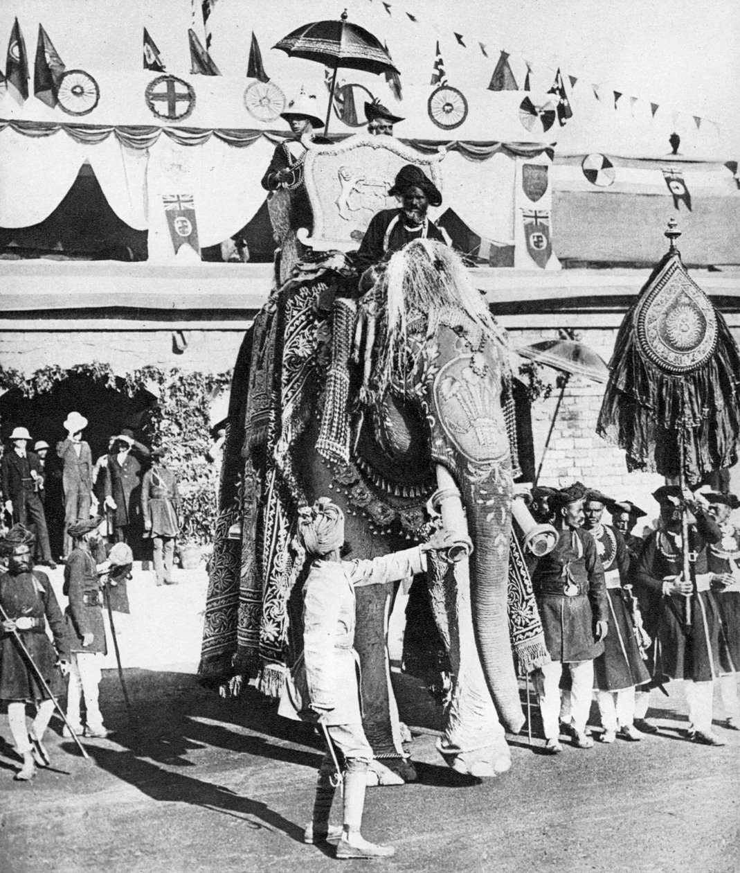 Prinsen av Wales med Maharajah av Gwalior under hans indiska turné, 1921. av Unbekannt
