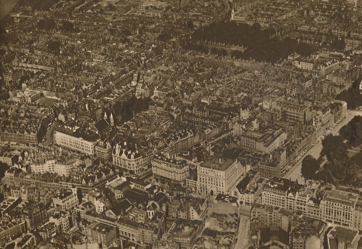 Pusslet med bekanta gator från en ny och spännande utsiktspunkt, c1935. av Unbekannt