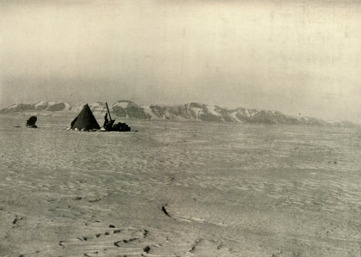The Queen Alexandra Range fotograferad på väg nerför glaciären, c1908, 1909 av Unbekannt