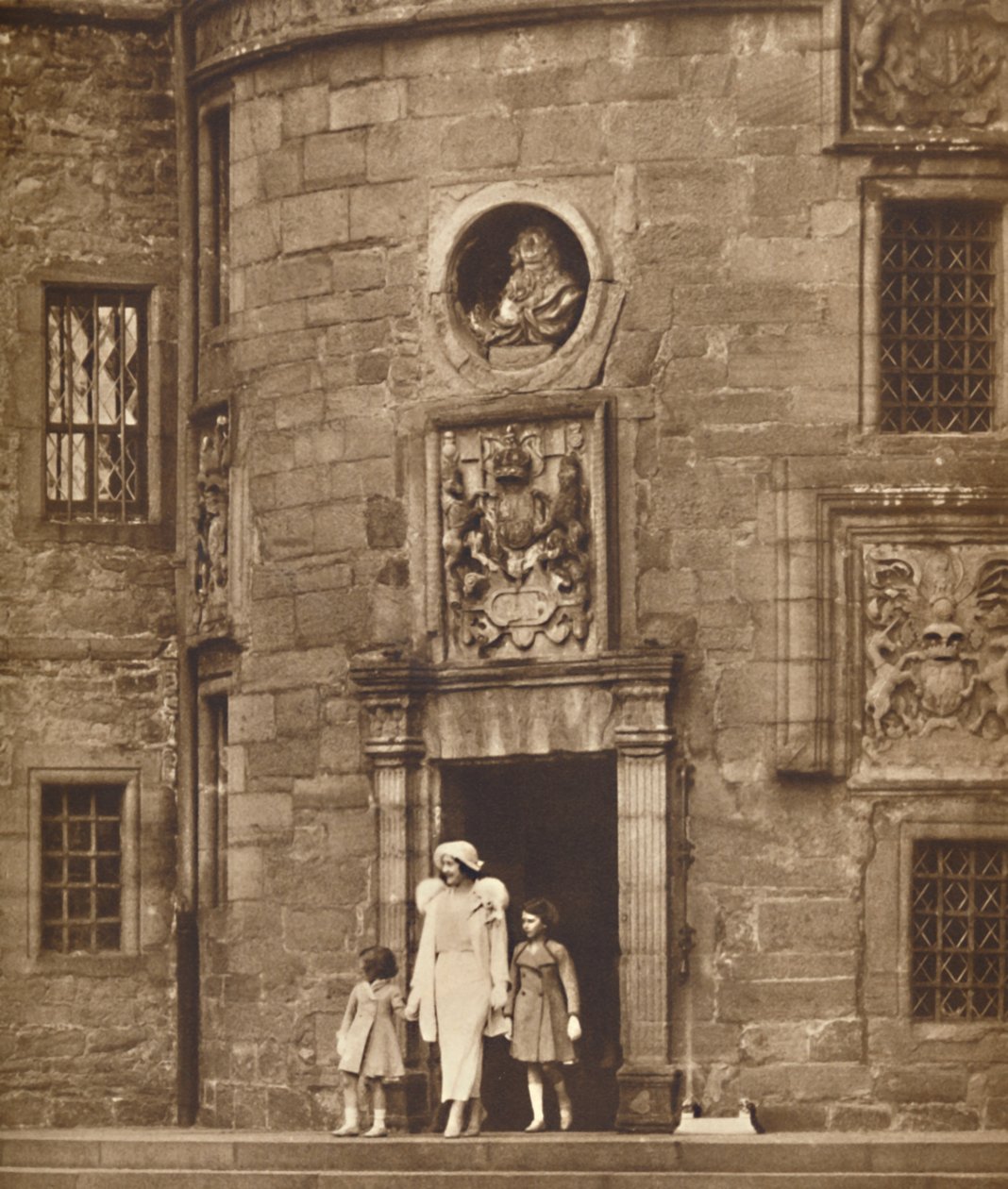 Drottningen i hennes gamla hem, Glamis slott, c1936 1937 av Unbekannt