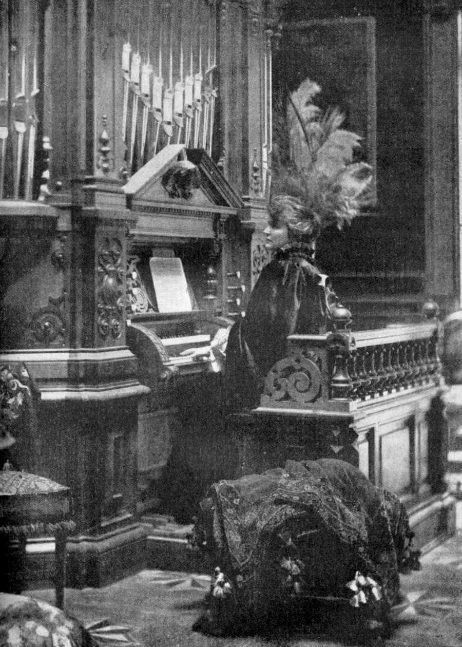 Drottningen av Rumänien spelar orgel, 1904 av Unbekannt