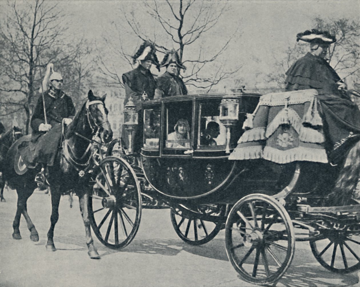 Det kungliga paret återvänder från klostret, 1923, 1937. av Unbekannt