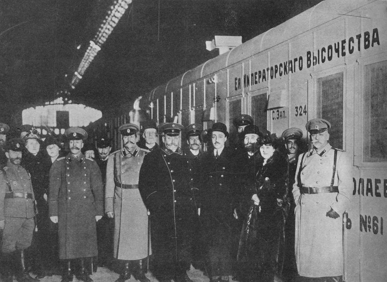 Den ryske krigsministern inspekterar ett Röda Kors-tåg som går till fronten, 1915 av Unbekannt