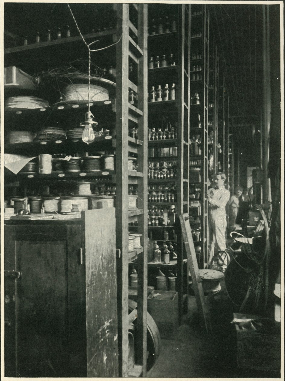 The Shelves of Edisons Laboratory with Samples of Every Known Substance, 1902. av Unbekannt