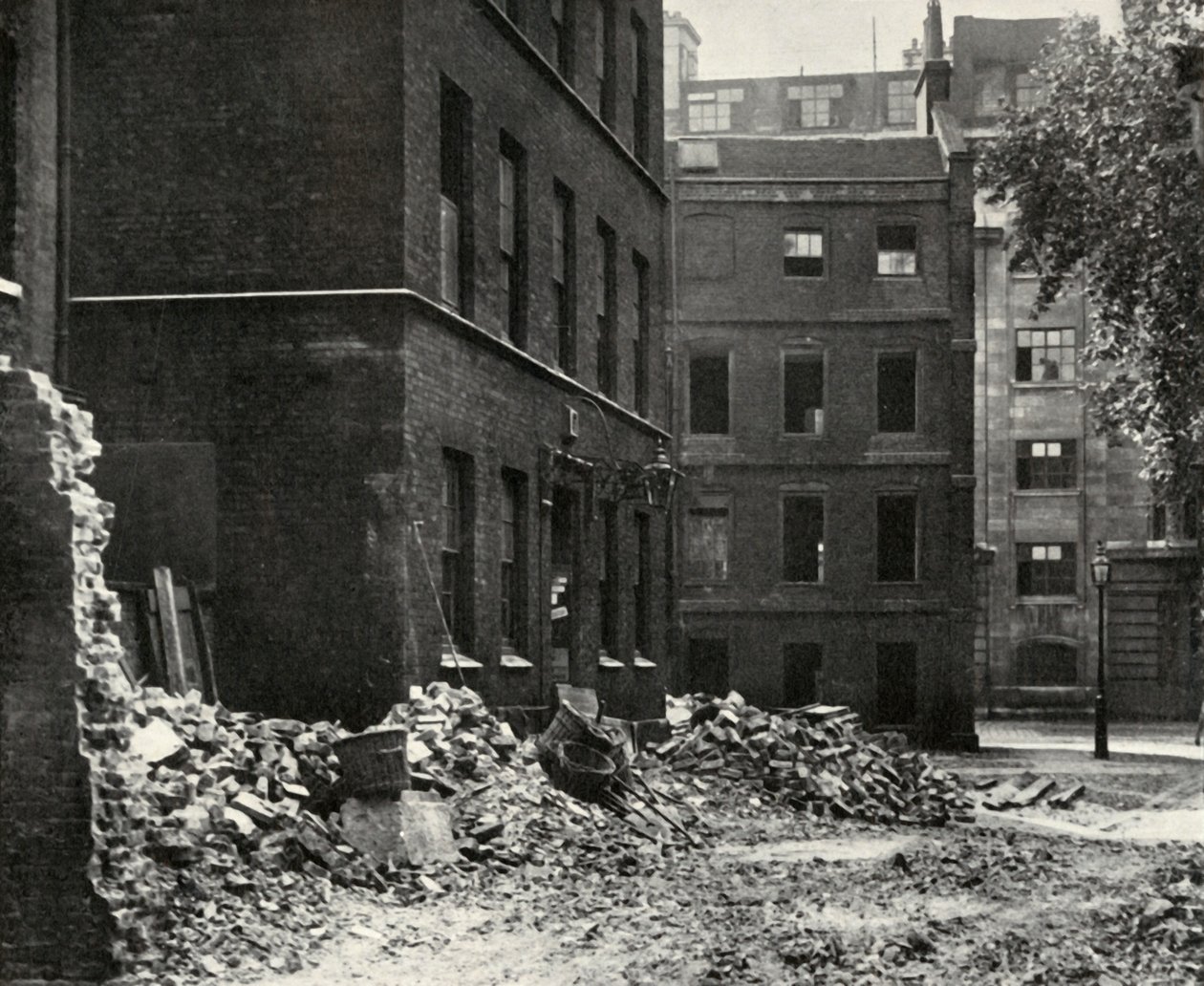 Platsen för porten från Fetter Lane och de övergivna husen som väntar på rivning, 1934. av Unbekannt