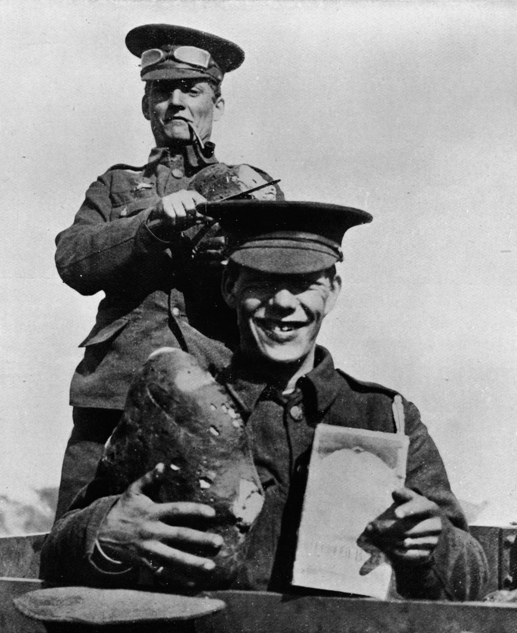 Soldaten och hans ransoner: Ett fotografi taget vid ett av de brittiska lägren i Frankrike, 1914 av Unbekannt
