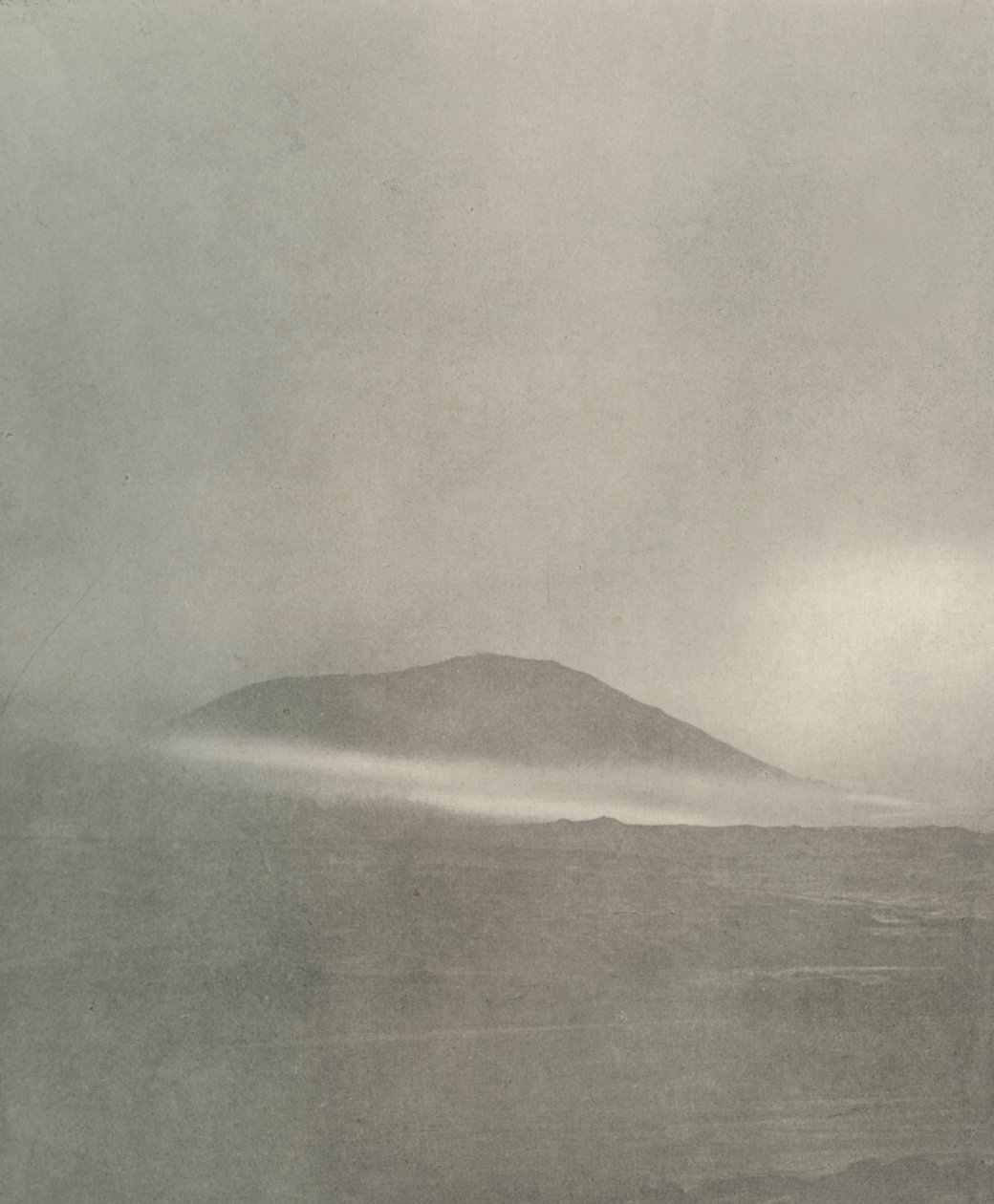 Början på en snöstorm...drift kommer runt Mount Erebus, c1908, 1909 av Unbekannt
